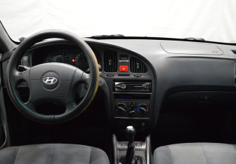 Подержанный автомобиль Hyundai Elantra Sedan 2005 года (14 фото)