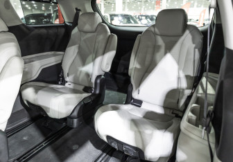 Подержанный автомобиль Kia Carnival 2021 года (18 фото)