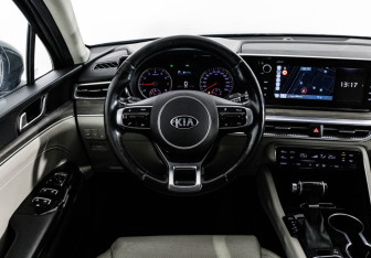 Подержанный автомобиль Kia K5 2021 года (13 фото)