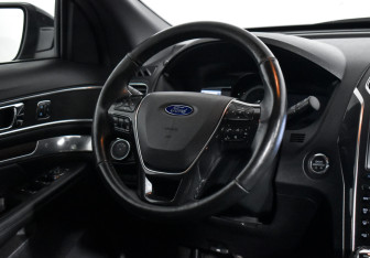 Подержанный автомобиль Ford Explorer 2018 года (17 фото)