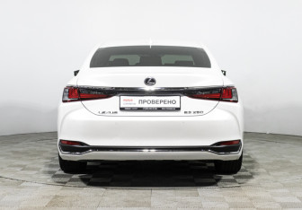 Подержанный автомобиль Lexus ES 2020 года (6 фото)