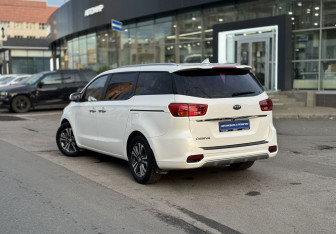 Подержанный автомобиль Kia Carnival 2020 года (8 фото)