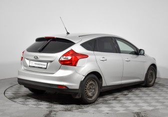 Подержанный автомобиль Ford Focus Hatchback 2012 года (6 фото)