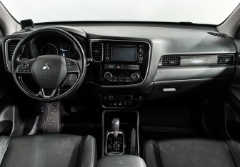 Подержанный автомобиль Mitsubishi Outlander 2017 года (14 фото)