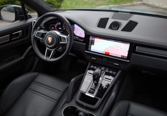 Подержанный автомобиль Porsche Cayenne 2021 года (13 фото)