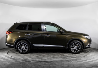 Подержанный автомобиль Mitsubishi Outlander 2016 года (4 фото)