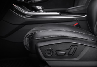 Подержанный автомобиль Audi Q8 2019 года (28 фото)