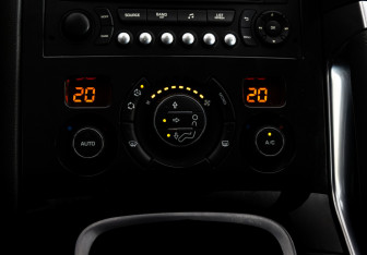 Подержанный автомобиль Peugeot 3008 2014 года (14 фото)