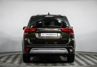 Подержанный автомобиль Mitsubishi Outlander 2020 года (6 фото)