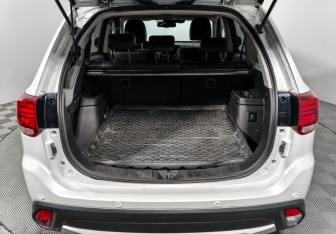 Подержанный автомобиль Mitsubishi Outlander 2017 года (19 фото)