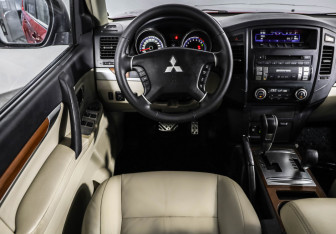 Подержанный автомобиль Mitsubishi Pajero 2007 года (11 фото)