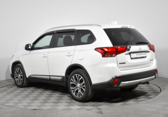 Подержанный автомобиль Mitsubishi Outlander 2017 года (7 фото)