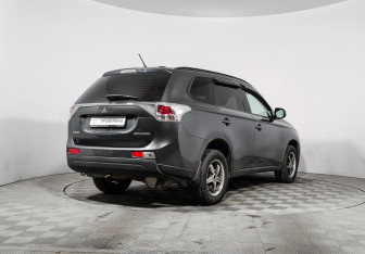 Подержанный автомобиль Mitsubishi Outlander 2013 года (5 фото)