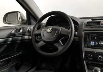 Подержанный автомобиль Skoda Octavia Liftback 2011 года (14 фото)