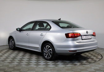 Подержанный автомобиль Volkswagen Jetta Sedan 2018 года (7 фото)