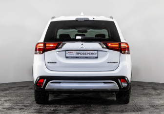 Подержанный автомобиль Mitsubishi Outlander 2018 года (6 фото)