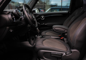 Подержанный автомобиль MINI Hatch 2019 года (26 фото)