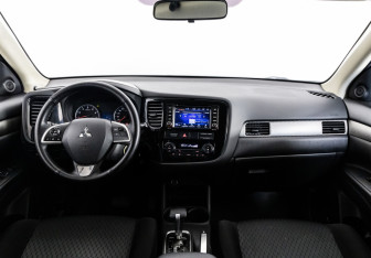 Подержанный автомобиль Mitsubishi Outlander 2015 года (10 фото)