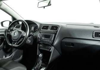 Подержанный автомобиль Volkswagen Polo Sedan 2017 года (9 фото)