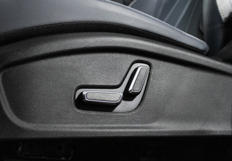 Подержанный автомобиль Geely Atlas 2023 года (18 фото)