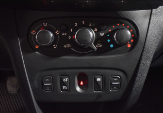 Подержанный автомобиль Renault Logan Sedan 2018 года (16 фото)