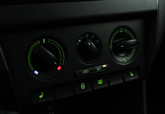 Подержанный автомобиль Skoda Rapid Liftback 2015 года (15 фото)