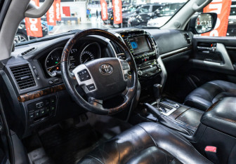 Подержанный автомобиль Toyota Land Cruiser Suv 2012 года (13 фото)