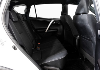 Подержанный автомобиль Toyota RAV4 2018 года (18 фото)