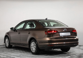 Подержанный автомобиль Volkswagen Jetta Sedan 2017 года (7 фото)