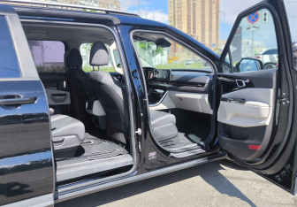 Подержанный автомобиль Kia Carnival 2021 года (7 фото)