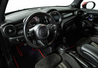 Подержанный автомобиль MINI Hatch 2020 года (11 фото)