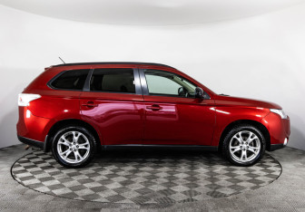 Подержанный автомобиль Mitsubishi Outlander 2013 года (4 фото)