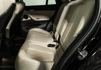 Подержанный автомобиль BMW X1 2018 года (10 фото)