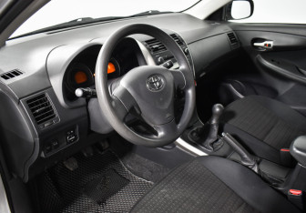 Подержанный автомобиль Toyota Corolla Sedan 2007 года (9 фото)