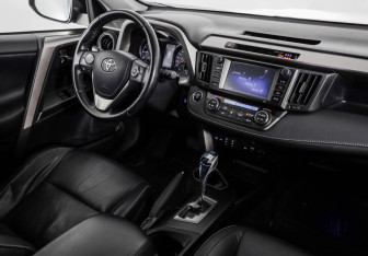 Подержанный автомобиль Toyota RAV4 2016 года (9 фото)