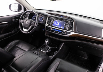 Подержанный автомобиль Toyota Highlander 2015 года (14 фото)