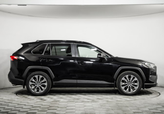Подержанный автомобиль Toyota RAV4 2021 года (4 фото)