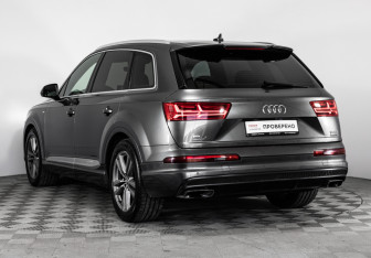 Подержанный автомобиль Audi Q7 2015 года (8 фото)
