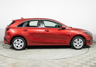 Подержанный автомобиль Kia Ceed Hatchback 2022 года (4 фото)