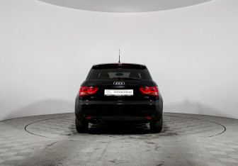 Подержанный автомобиль Audi A1 2014 года (6 фото)