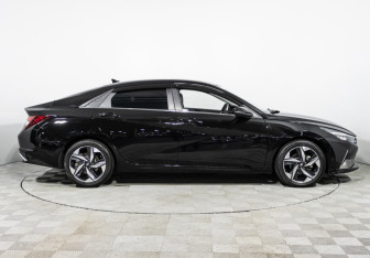 Подержанный автомобиль Hyundai Elantra Sedan 2023 года (4 фото)