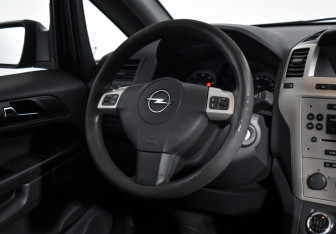 Подержанный автомобиль Opel Zafira Compactvan 2008 года (16 фото)