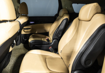 Подержанный автомобиль Kia Carnival 2021 года (10 фото)