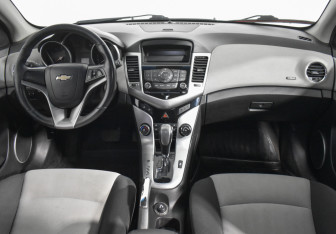 Подержанный автомобиль Chevrolet Cruze Hatchback 2012 года (13 фото)