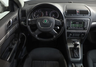 Подержанный автомобиль Skoda Octavia Liftback 2010 года (9 фото)
