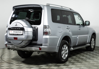 Подержанный автомобиль Mitsubishi Pajero 2010 года (5 фото)