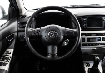 Подержанный автомобиль Toyota Corolla Hatchback 2006 года (11 фото)