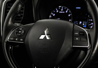 Подержанный автомобиль Mitsubishi Outlander 2018 года (11 фото)