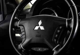 Подержанный автомобиль Mitsubishi Pajero 2015 года (13 фото)