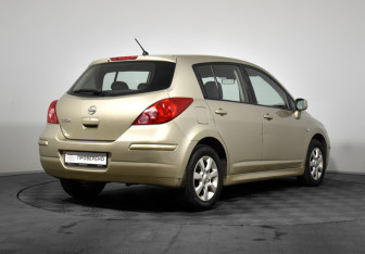 Подержанный автомобиль Nissan Tiida Hatchback 2011 года (5 фото)